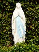 lanloup statue pres de l eglise saint-loup