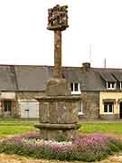 bourbriac croix pres de la chapelle saint-houarneau