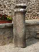 colonne devant la chapelle saint-meen bourseul