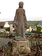 statue pres eglise saint-pierre et saint-paul caulnes