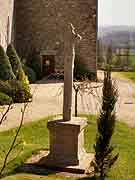 henansal croix pres de l eglise saint-pierre et saint-jean-baptiste
