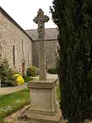 henansal croix pres de l eglise saint-pierre et saint-jean-baptiste