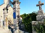 lanrivain entree de l allee vers la chapelle notre-dame du guiaudet