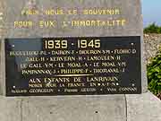 monument aux morts lanrivain