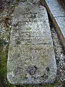 tombe pres eglise notre-dame lanrodec