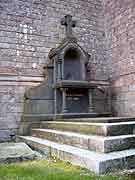 tombe pres eglise notre-dame lanrodec