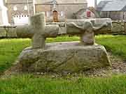 megrit croix pres de l eglise saint-pierre et saint-paul