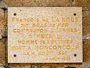 plaque commemorative frabcois de la noue dit bras de fer moncontour