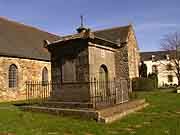 monument pres eglise notre-dame de soumission pleguien