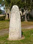 stele pres eglise saint-pierre matignon