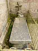 plounevez-moedec pierre tombale pres de l eglise saint-pierre