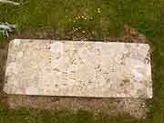 plounevez-moedec pierre tombale pres de l eglise saint-pierre
