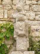 plounevez-moedec statue pres de l eglise saint-pierre