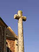 quintenic-croix-pres-de-l-eglise-saint-pierre
