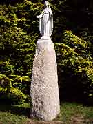 statue de la vierge pres de la chapelle notre-dame de la clarte saint-gilles pligeaux