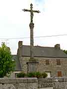 pierre tombale pres eglise de bothoa saint-nicolas du pelem
