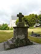 pierre tombale pres eglise de bothoa saint-nicolas du pelem