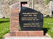 pierre tombale pres eglise de bothoa saint-nicolas du pelem