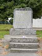 pierre tombale pres eglise de bothoa saint-nicolas du pelem