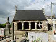 ossuaire pres eglise de bothoa saint-nicolas du pelem