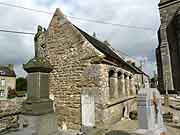 ossuaire pres eglise de bothoa saint-nicolas du pelem