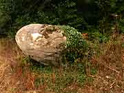 menhir couche de perfaux saint-vran