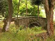 pont a une arche pres du chateau de langourla saint-vran