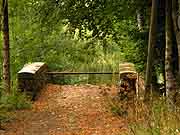 pont a une arche pres du chateau de langourla saint-vran