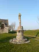 croix de la chapelle notre-dame du haut tredaniel