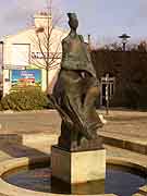 tregueux statue en bronze devant la mairie