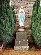 statue pres de la chapelle saint-guenole trevou-treguignec