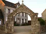 henvic pierre tombale pres de l ancienne eglise saint-maudez et sainte-juvette