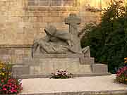 monument aux morts des fusilles et resistants saint-pol de leon