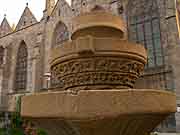 fontaine eglise notre-dame du kreisker saint-pol de leon