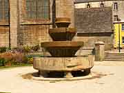 fontaine eglise notre-dame du kreisker saint-pol de leon