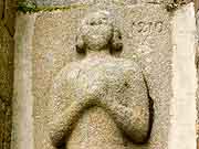 baguer-morvan pierre tombale sur le mur de l eglise saint-pierre et saint-paul