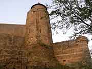 tour des gobelins et poterne fougeres