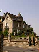 manoir pres eglise sainte-croix vitr