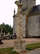 colonne et tombeau de l'abbe jacquot dans le cimetiere guehenno