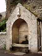 fontaine et porte des remparts josselin