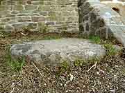 lanester pierre a cupules pres de la fontaine saint-guenhael