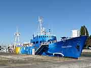 lorient navire thalassa dans le port de plaisance