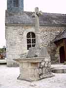 croix et tombe pres eglise saint-gouvry rohan