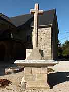 croix et tombe pres eglise saint-gouvry rohan